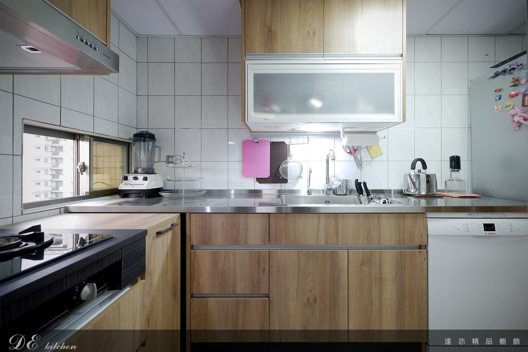 廚房設計｜自然風格｜檯面 不鏽鋼｜門板 MFC
